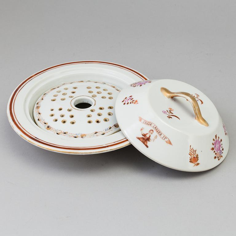 A dish with a lid, porcelain, 20th century.