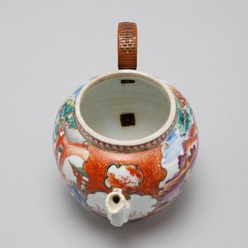 A CHINESE PORCELAIN TEA POT WITH LID 18TH CENTURY.