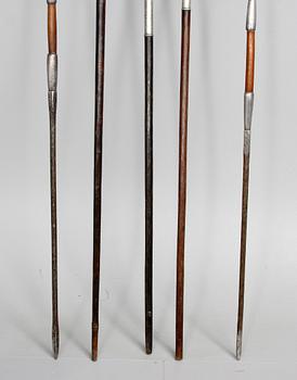 SPJUT, 5 st och PILBÅGE med pilar, bl a Afrika, 1900-tal.
