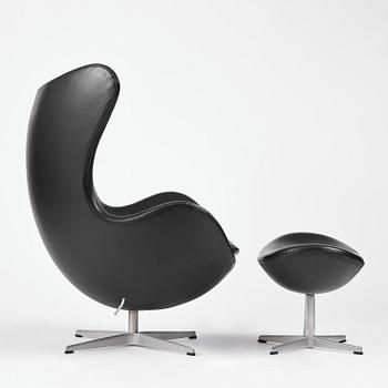 Arne Jacobsen, fåtölj med fotpall, "Ägget", Fritz Hansen, Danmark, 2001.