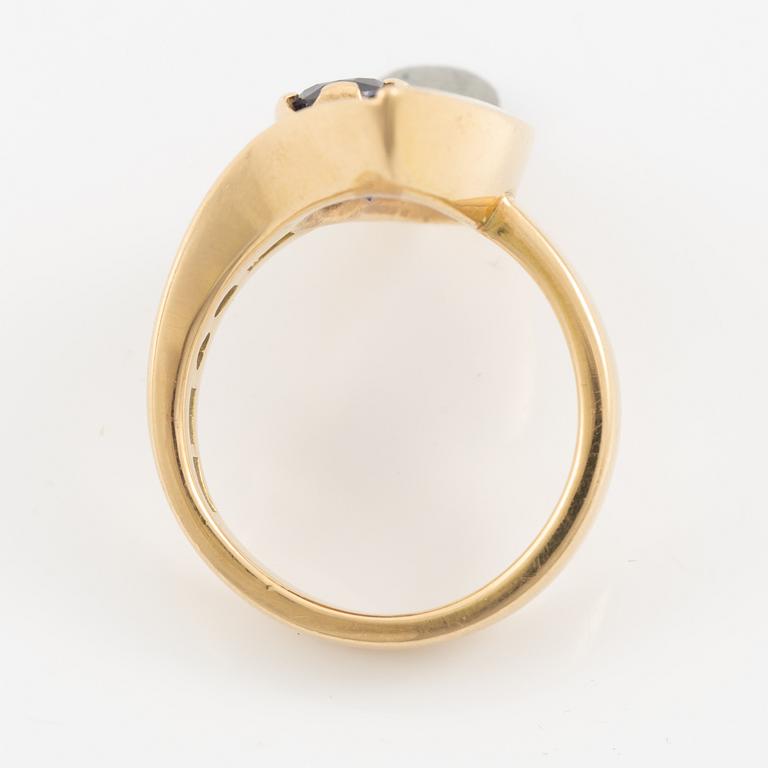 Ring 18K gold with blue-purple stone.