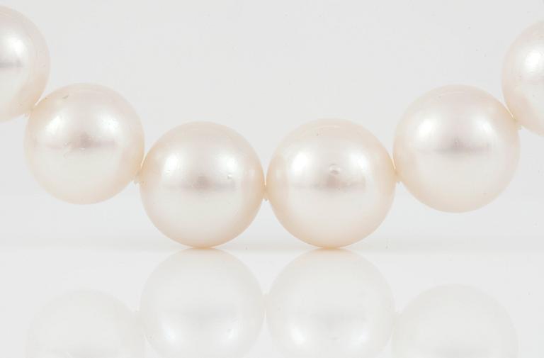 A cultured South sea pearl necklace. Ø 14 - 17.1 mm.