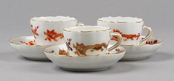 KAFFEKOPPAR MED FAT, 3 st, porslin, rokokostil, Meissen, 1900-tal.