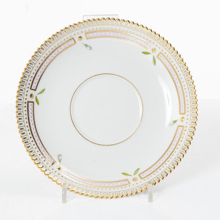 Buljongkoppar med fat, sex stycken, porslin. Royal Copenhagen, 'Flora Danica', Danmark, 1900-tal.