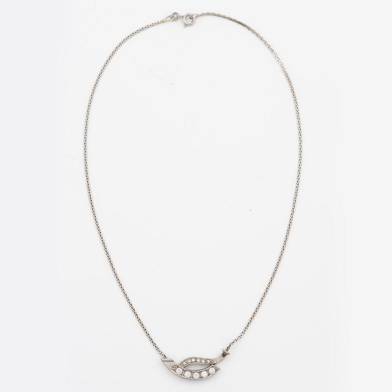 Necklace 18K white gold with brilliant-cut diamonds.