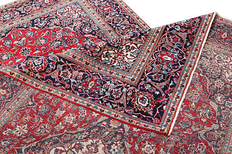 A Kashan carpet, c. 332 x 190 cm.