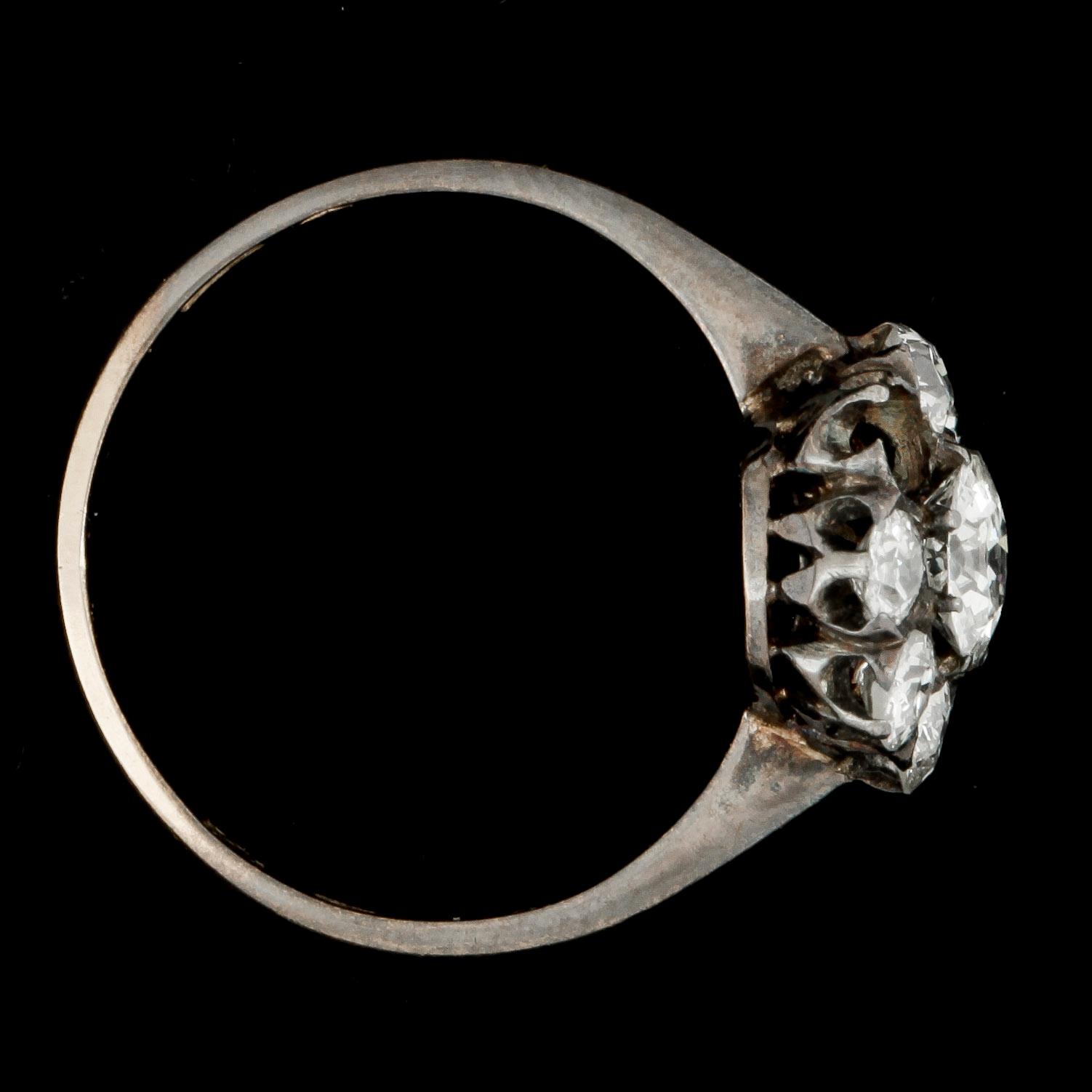 RING, 18k guld med gammalslipade diamanter tot ca0,71ct. EHK, Stockholm, 1916. Vikt 2,2g.