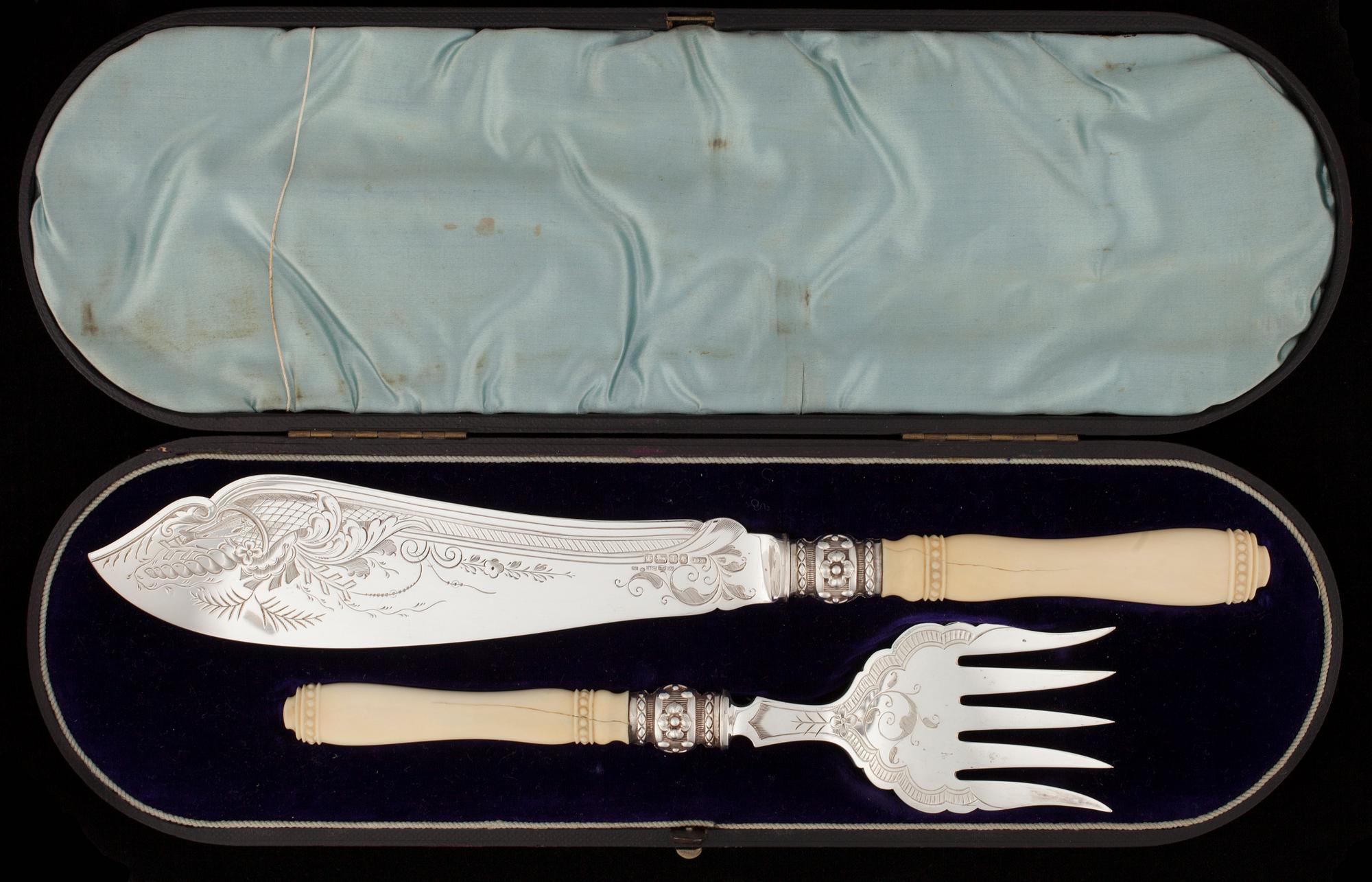 SERVERINGSBESTICK, 2 delar, silver, Sheffield 1886, England, bär finska kontrollstämplar. Tot. vikt ca 248,6 g.