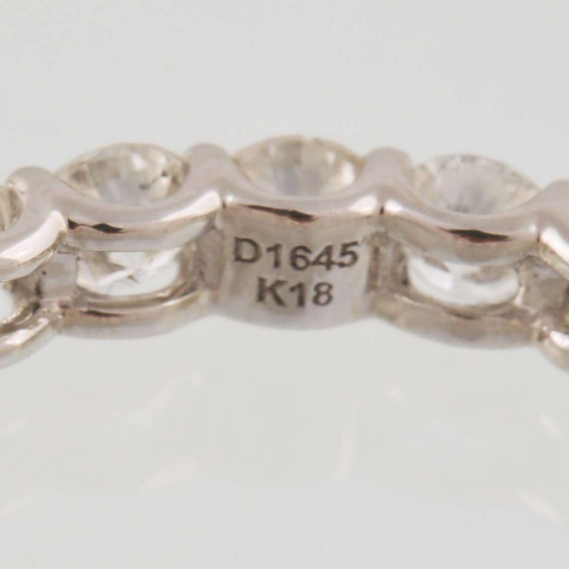 RING, 18K vitguld med 25 briljantslipade diamanter, 1.65 ct. Vikt 1,6 gram.