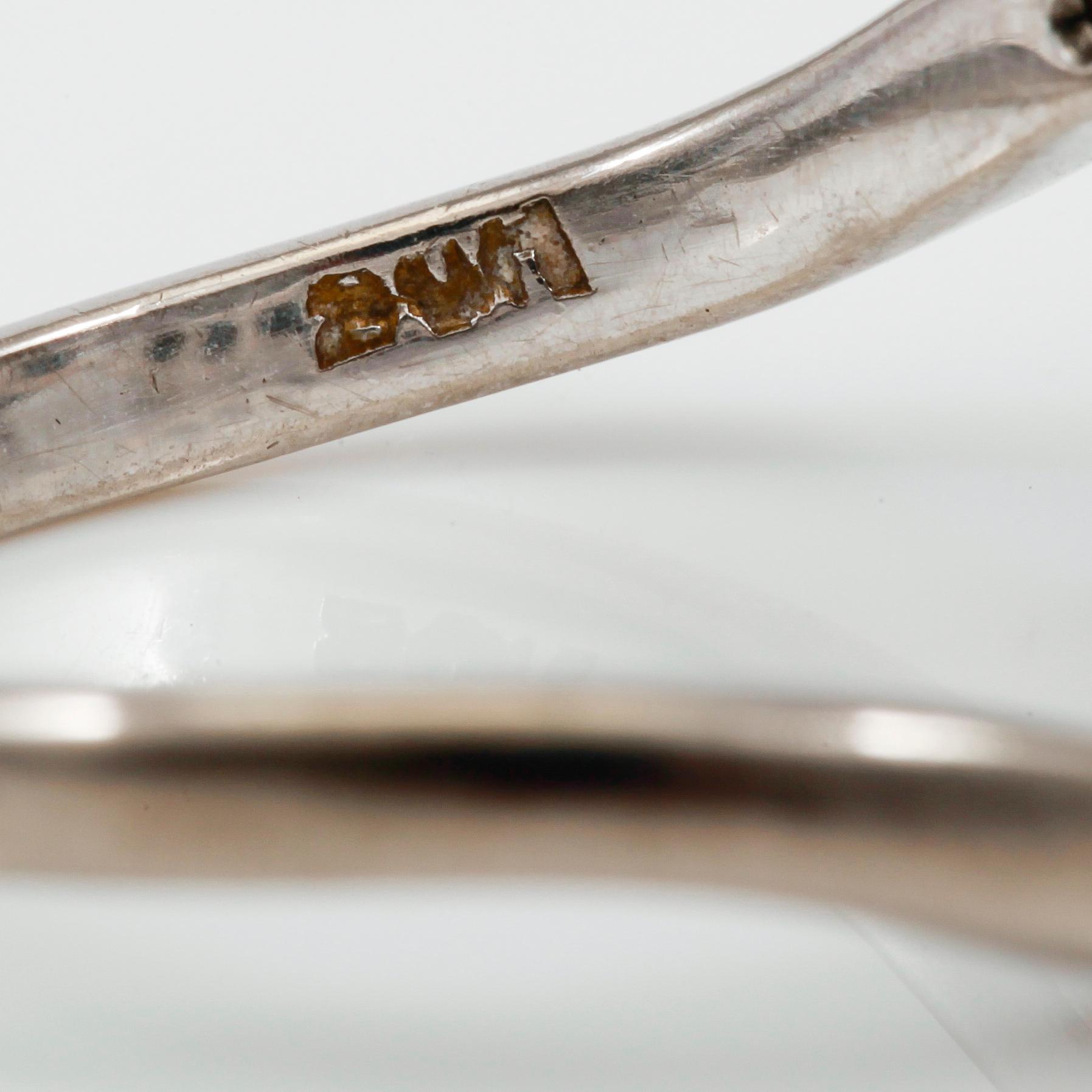 RING, 2 briljantslipade diamanter totalt ca 1,10 ct samt 6 mindre diamanter.