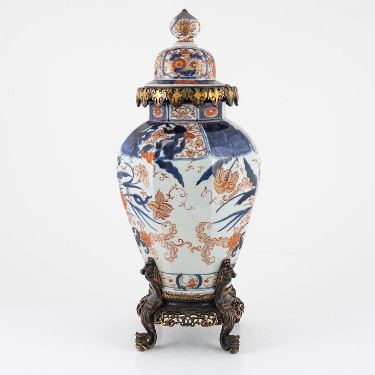 Urn with lid, Japan ,Edo, 18th-19th century.