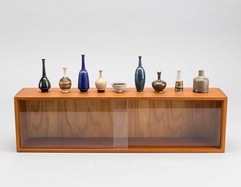 VÄGGVITRINHYLLA Söwe med 9 st MINIATYRER 1950/60-tal.