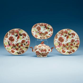 1589. A famille rose 'Tobacco Leaf' butter tureen with cover and stand and two dinner plates, Qing dynasty, Qianlong (1736-95).