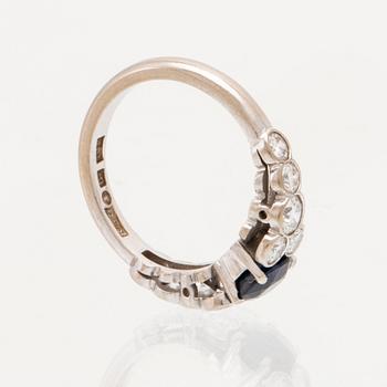 An 18K white gold ring set with an oval faceted sapphire and round brilliant-cut diamonds, Sengels Goldsmith Stockholm.