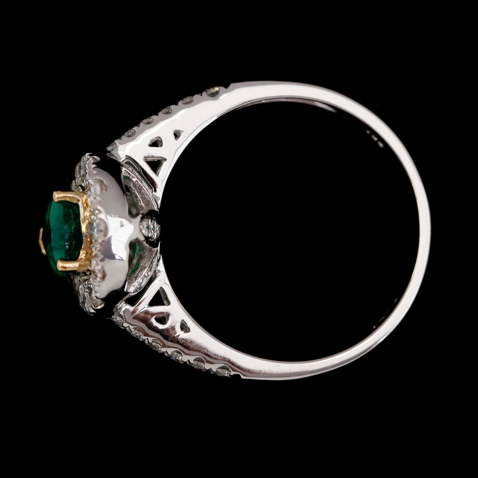 RING, 18K vitguld, smaragd ca 0.90 ct, diamanter tot ca 0.70 ct.
