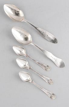 MATSKEDAR, 2 st samt TESKEDAR, 3 st, silver, 1800-tal. Tot vikt ca 135 g.