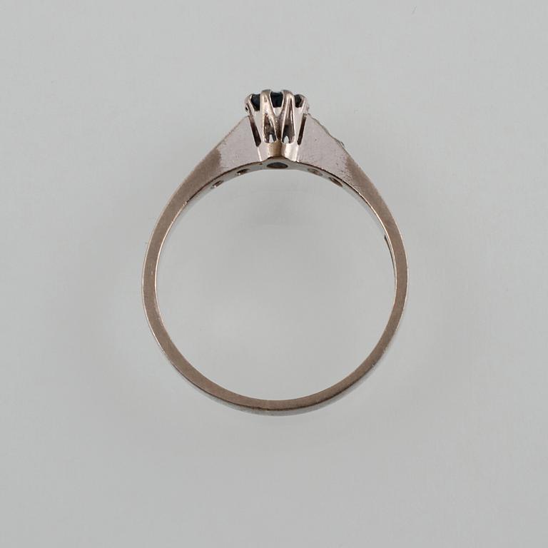 RING, 18K vitguld med blå safir samt 6 åttkantslipde diamanter, Bims Guldsmide, Göteborg, 1941. Vikt  2,5 gram.