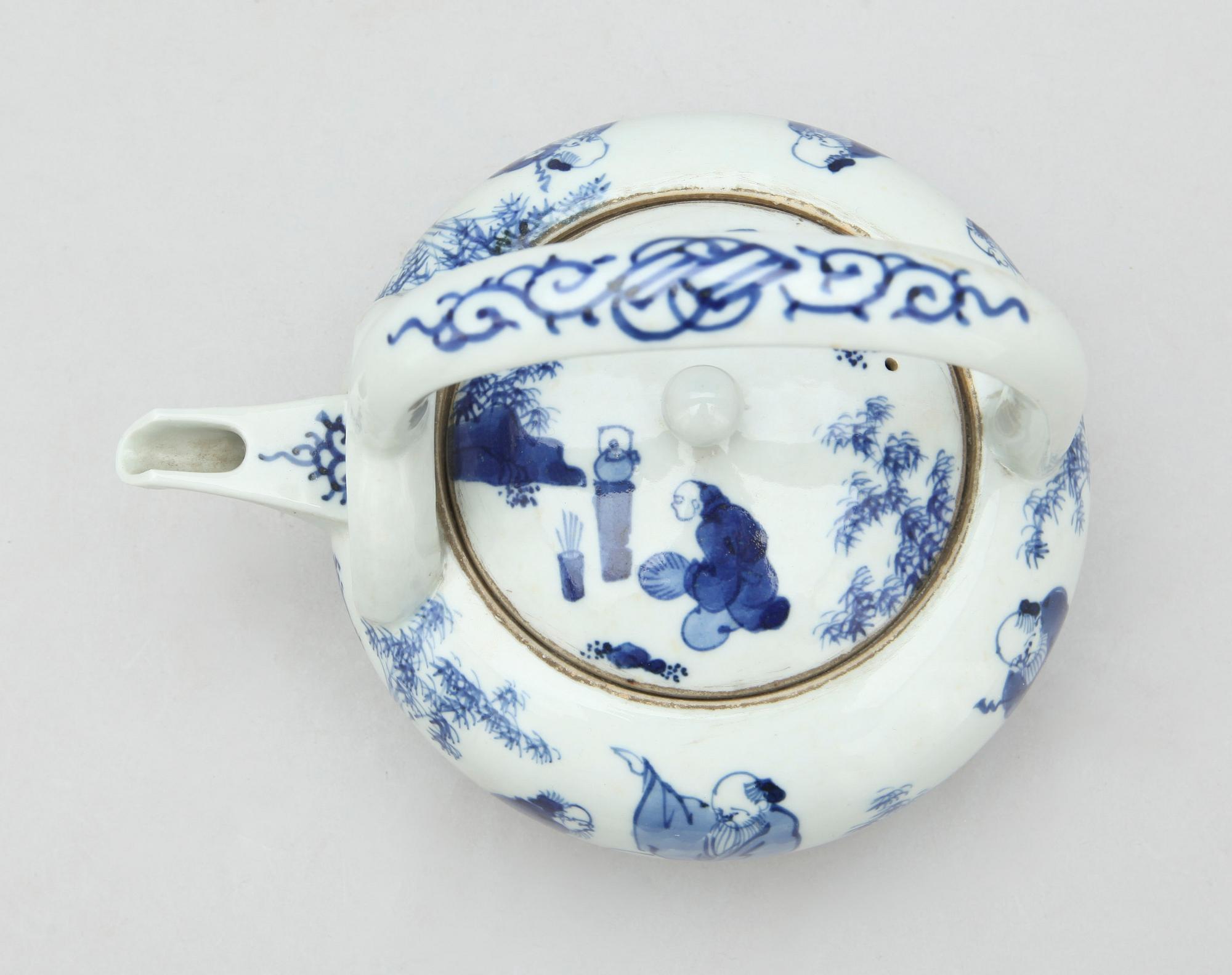 TEKKANNA SAMT KOPPAR, 5 delar, porslin, Kina/Japan, bla Jiaqing (1796-1820).
