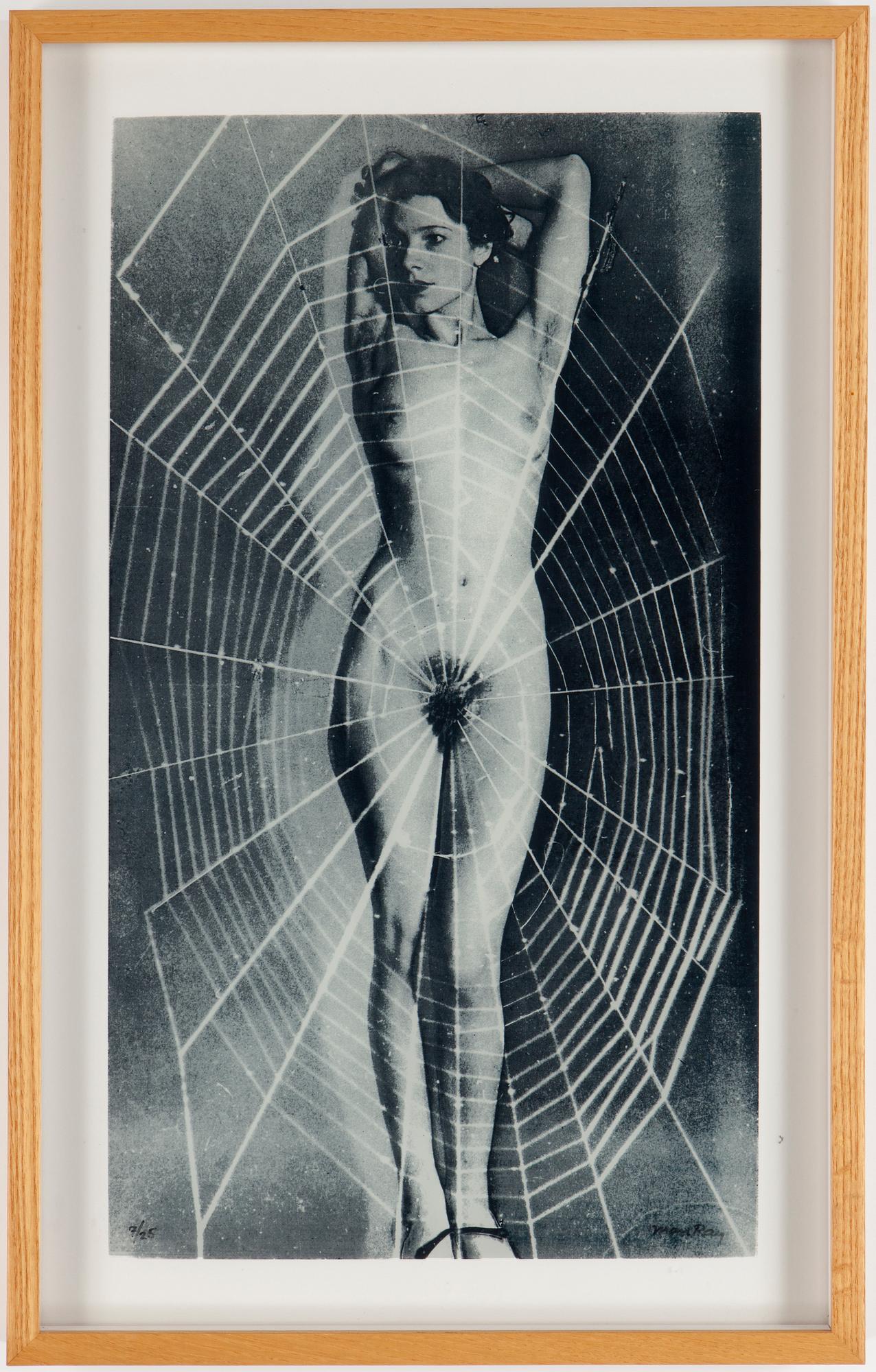 MAN RAY, multipel, serigrafi på plexiglas, signerad i tusch på glaset, 7/25, utgiven 1948.