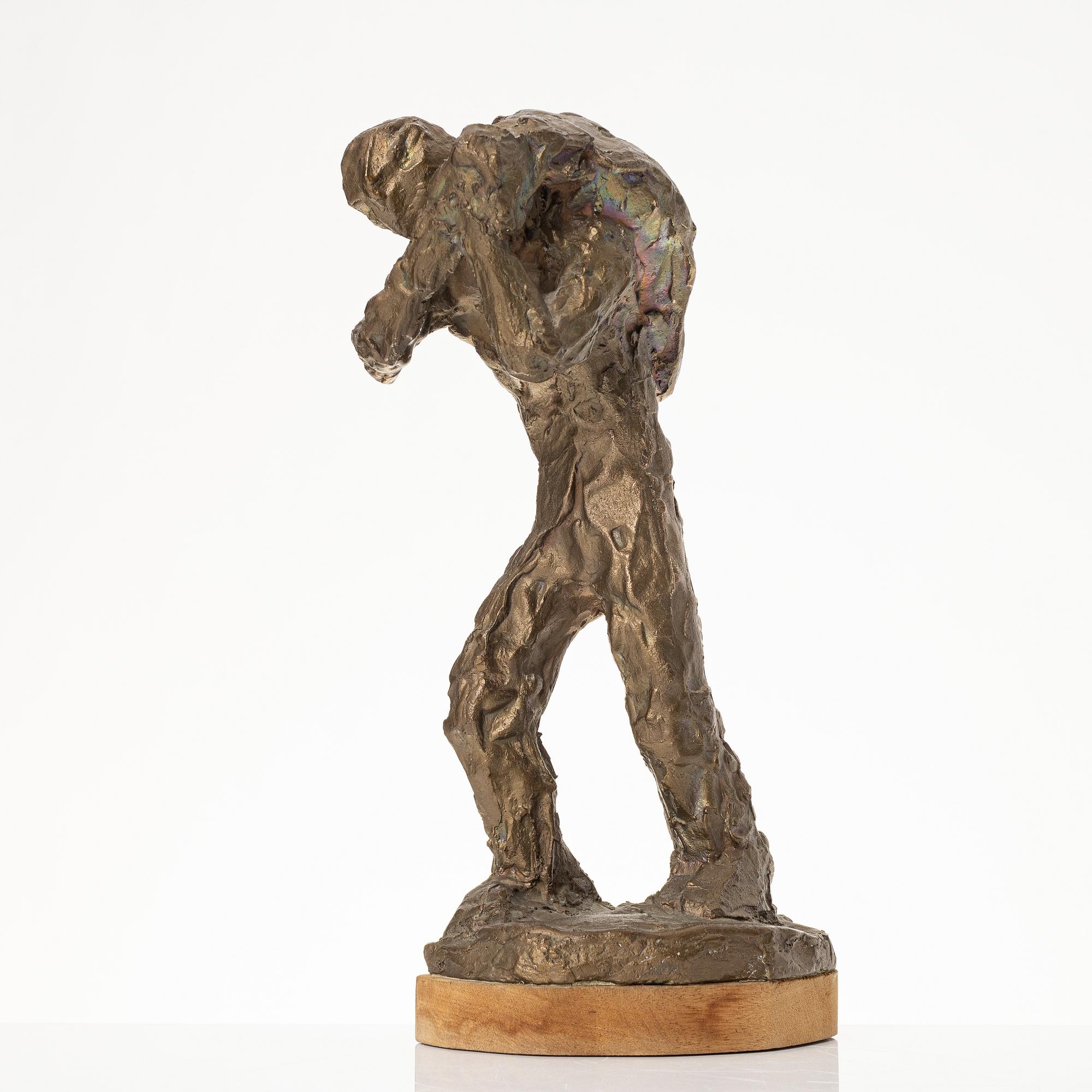 Axel Olsson, manlig gestalt med säck.