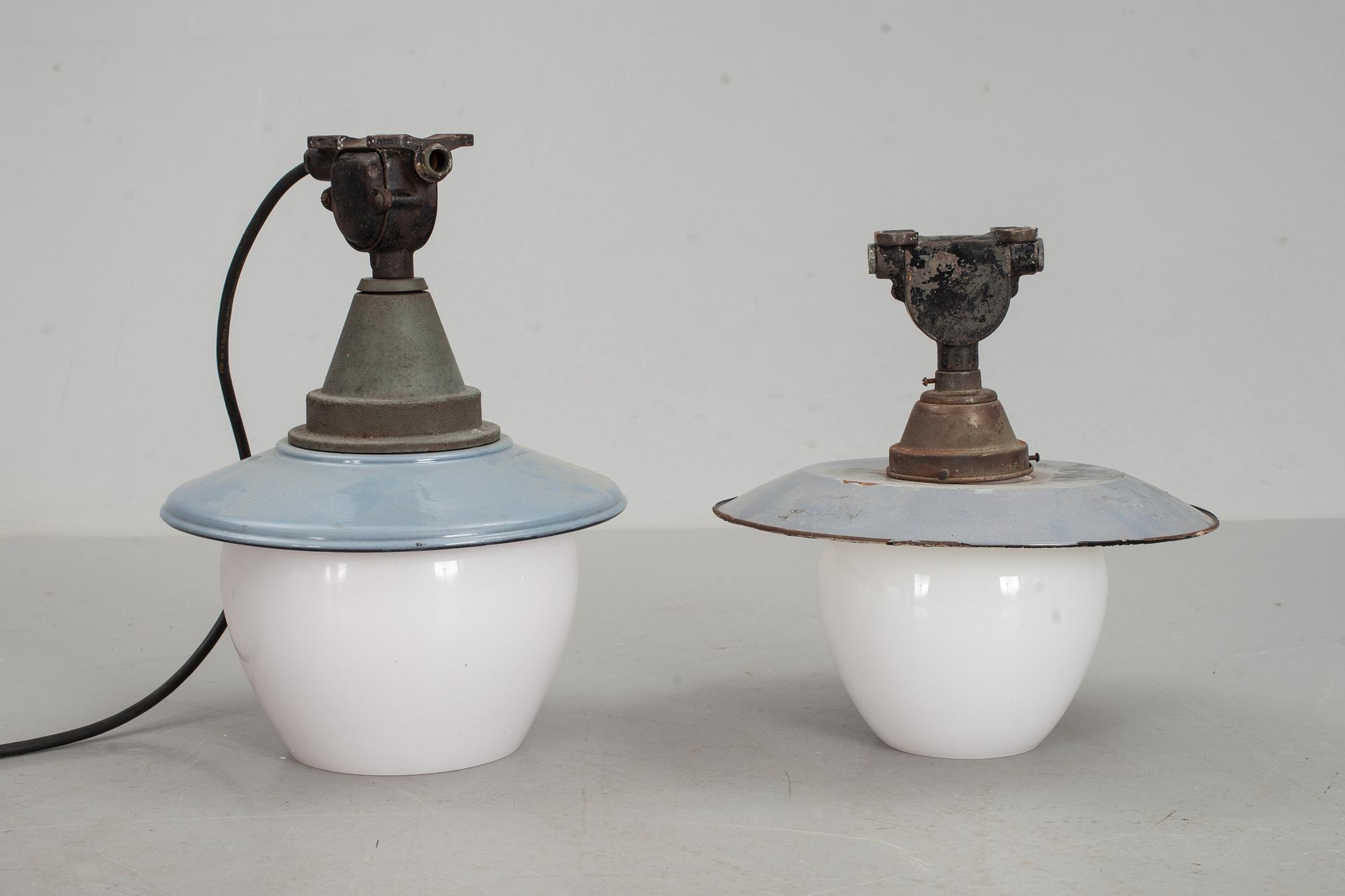 INDUSTRILAMPOR, 2 stycken, 1900-talets första hälft.