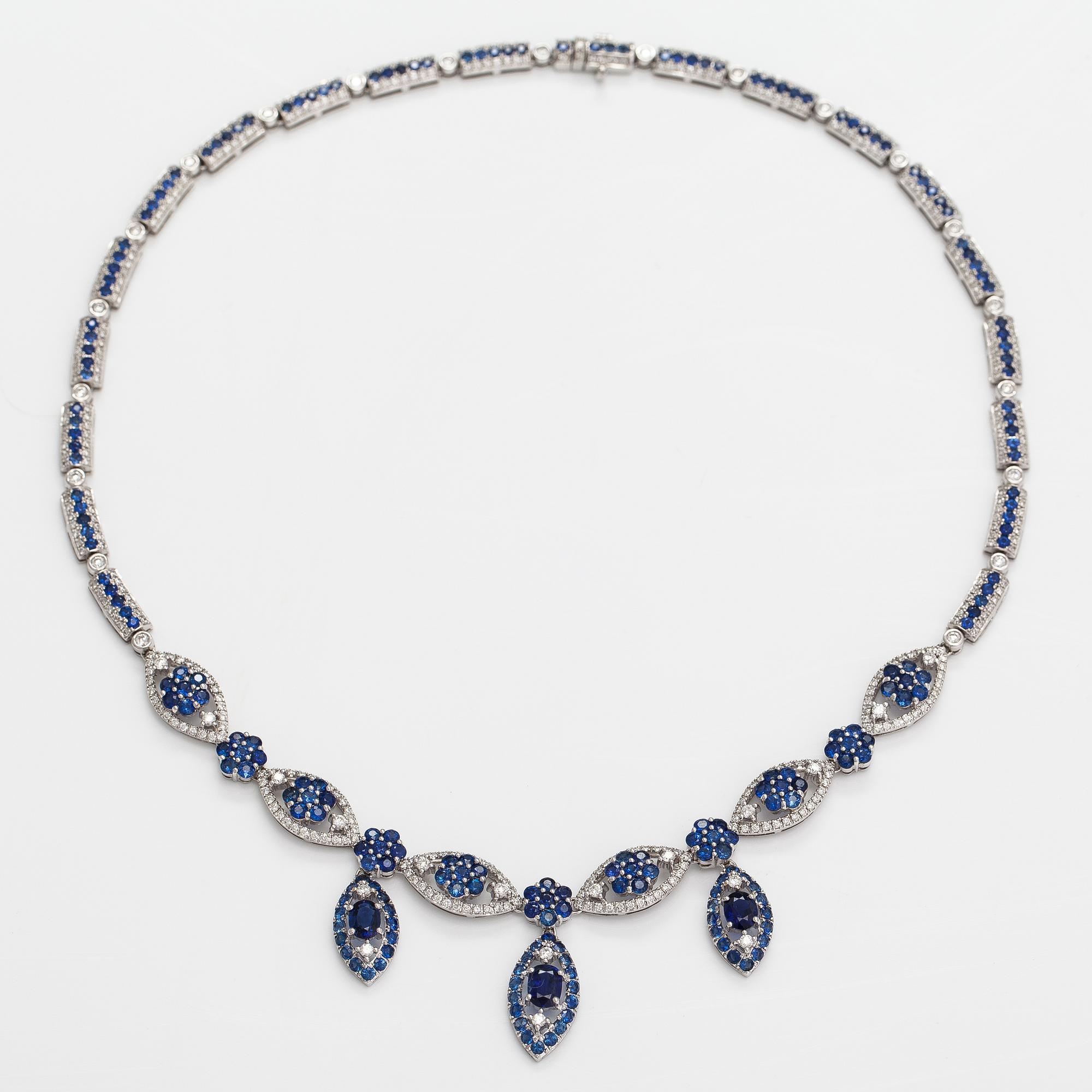 An 18K white gold necklace with diamonds ca. 3.90 ct intotal and sapphires.