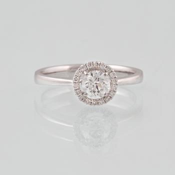 RING, 18K vitguld med briljantslipad diamant ca 0.52 ct. Vikt 3,1 gram.