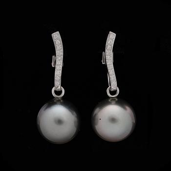 91. A pair of cultivated Tahiti pearl earrings, 14.5 mm set with brilliant cut diamonds tot. 0.18 ct.