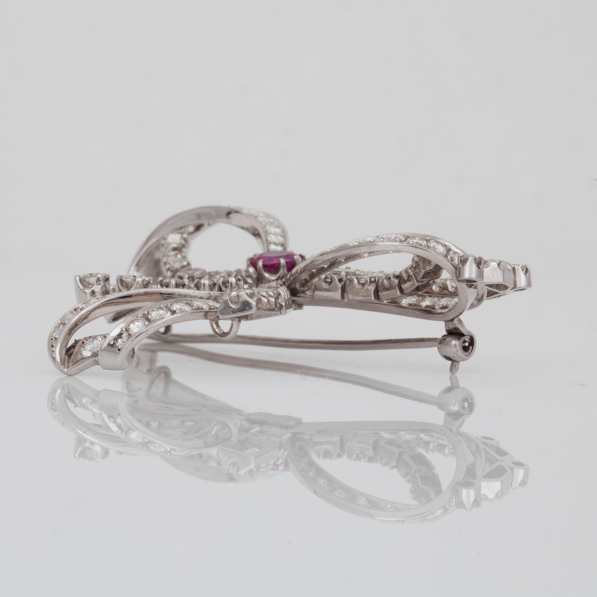 BROSCH med briljant- och baguetteslipade diamanter samt rubin.