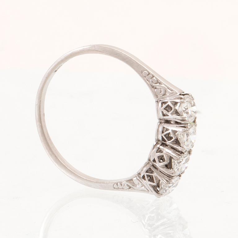 Ring platina med runda briljantslipade samt gammalslipade diamanter, troligen Gunnar Fahlström, Stockholm 1947.