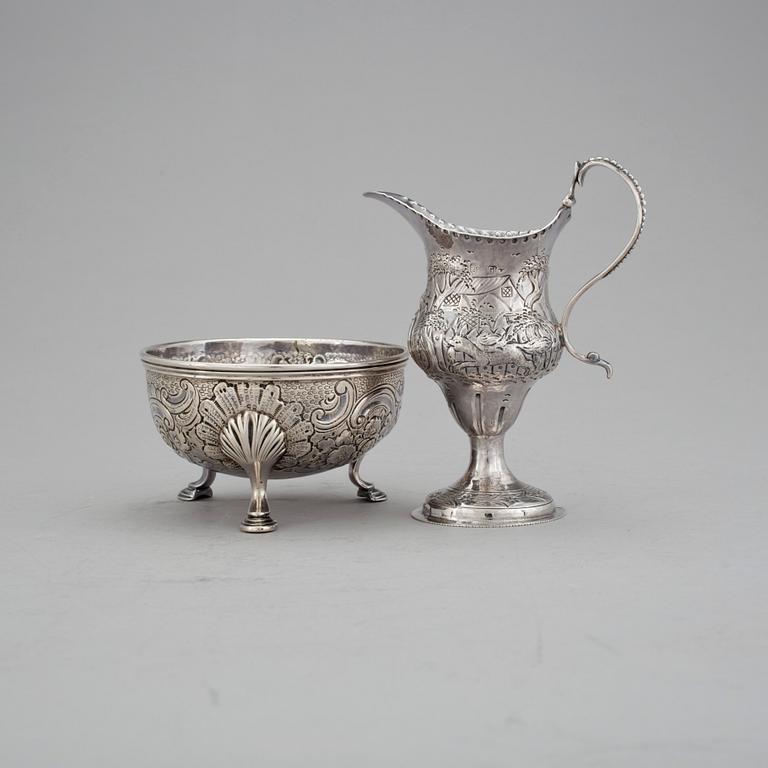 GRÄDDKANNA samt SOCKERSKÅL, silver, England, sannolikt 1700-tal. Vikt ca 240 g.