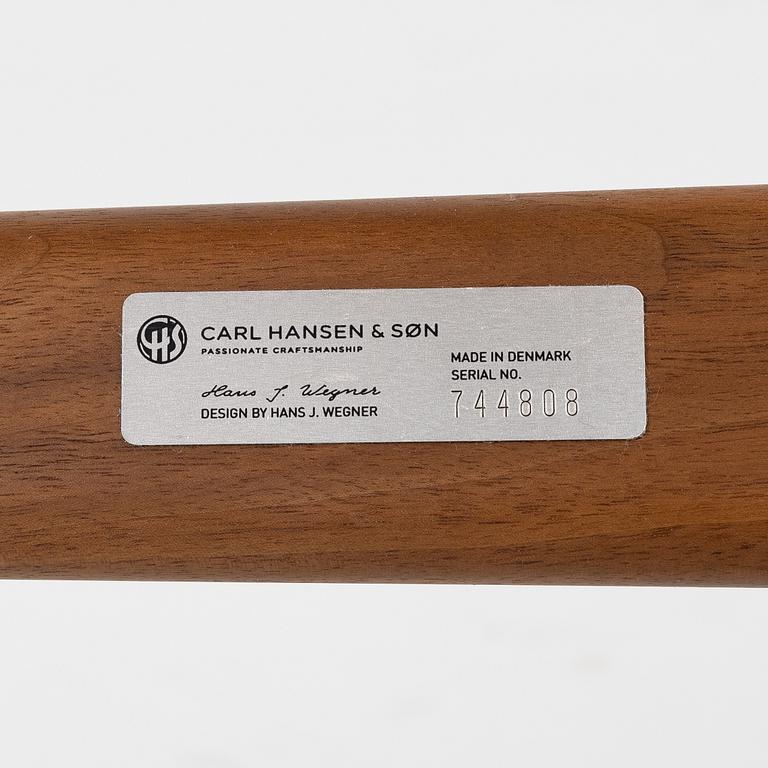 Hans J. Wegner, a pair of CH26 armchairs, Carl Hansen & Son, Denmark, samtida tillverkning.