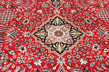 A Kashan carpet, c. 350 x 224 cm.