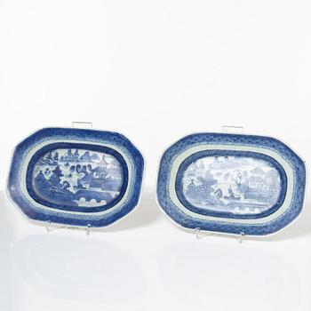 Stekfat, ett par, samt två bojaner, porslin, Kina, Qingdynastin, 1800-tal.