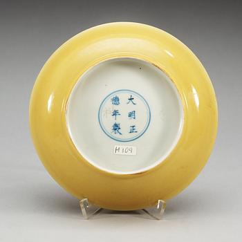 A yellow glazed dish, Ming dynasty with Zhengdes six character mark and of the period (1506-21).