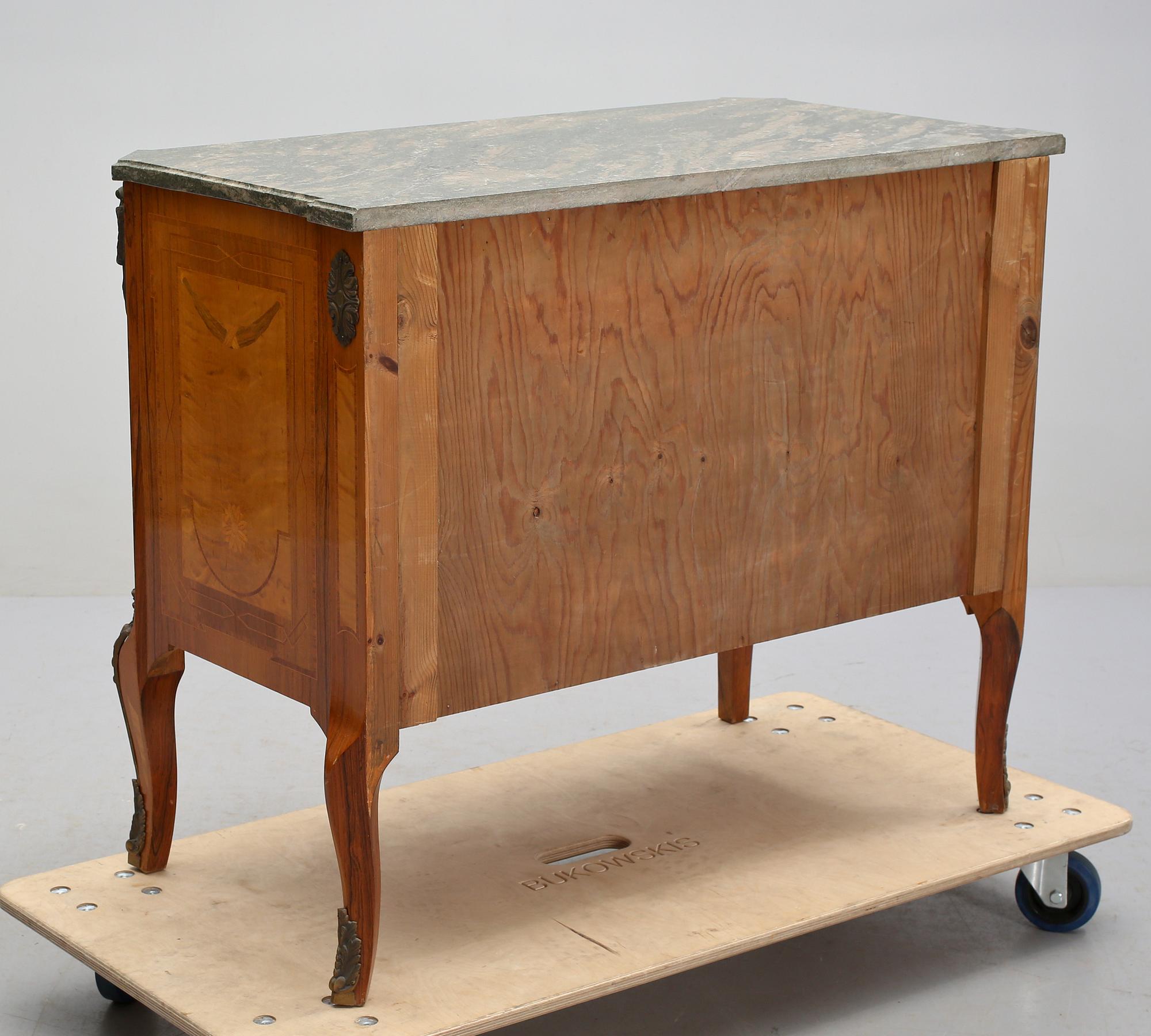 BYRÅ, gustaviansk stil, omkring 1900-talets mitt.