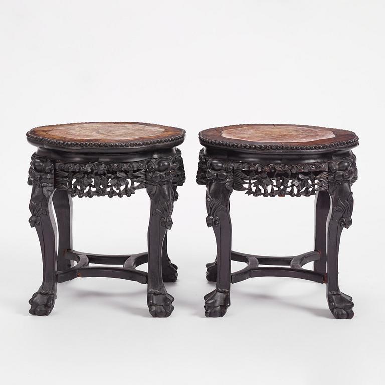 Bord, ett par, hardwood med infälld marmorskiva. Kina, omkring 1900.