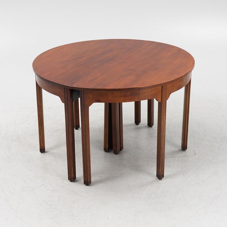 An English mahogany veneered George III style dining table, 19th Century.