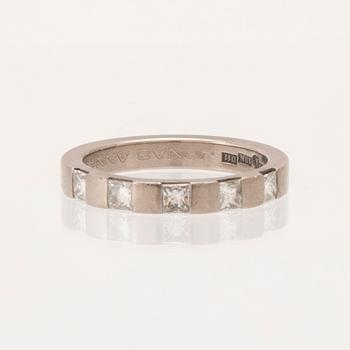 Ring halvallians 18K vitguld med prinsesslipade diamanter, Atelje Guld-Bros Stockholm.
