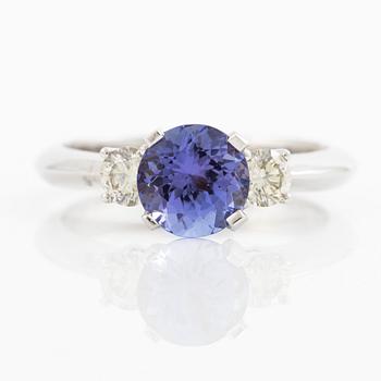 Ring 18K white gold with tanzanite and brilliant-cut diamonds.