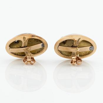 Sigurd Persson, a pair of earrings and a ring, 18K gold with enamel and round brilliant-cut diamonds, Stockholm 1955.