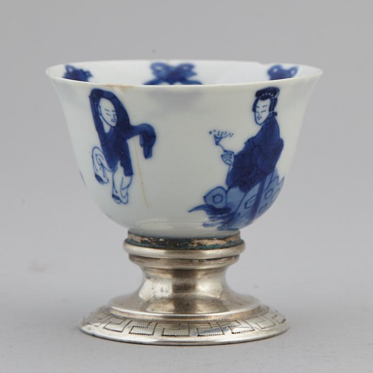 KOPP, porslin, med senare silversockel. Qingdynastin, Kangxi (1662-1722), samt Holland, 1844.