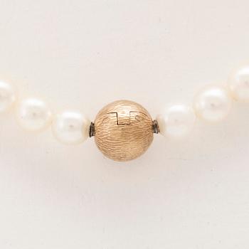 Ole Lynggaard, clasp in 14K gold with accompanying cultured pearls.