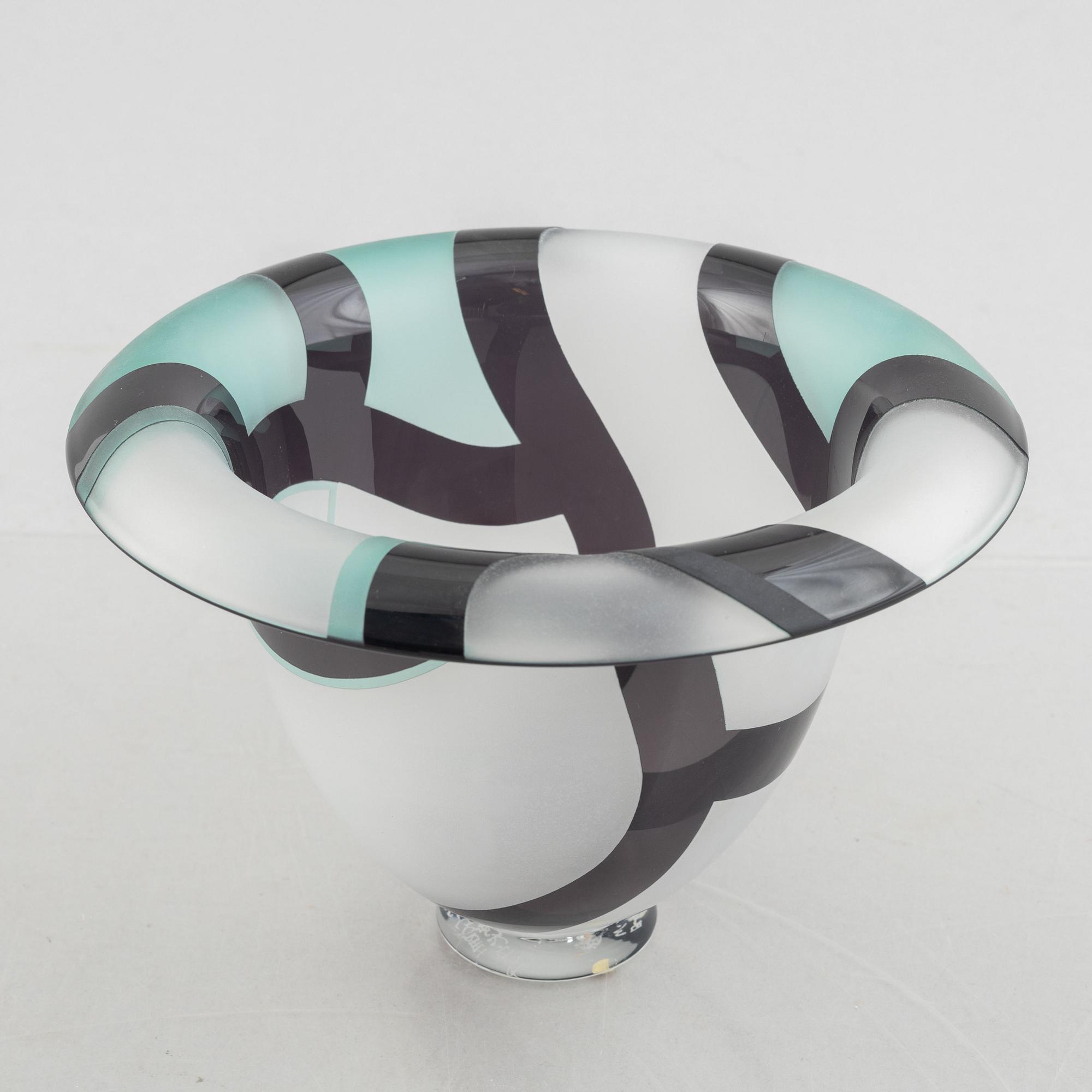 Klas-Göran Tinbäck, a glass bowl, made in his own studio in 1989.