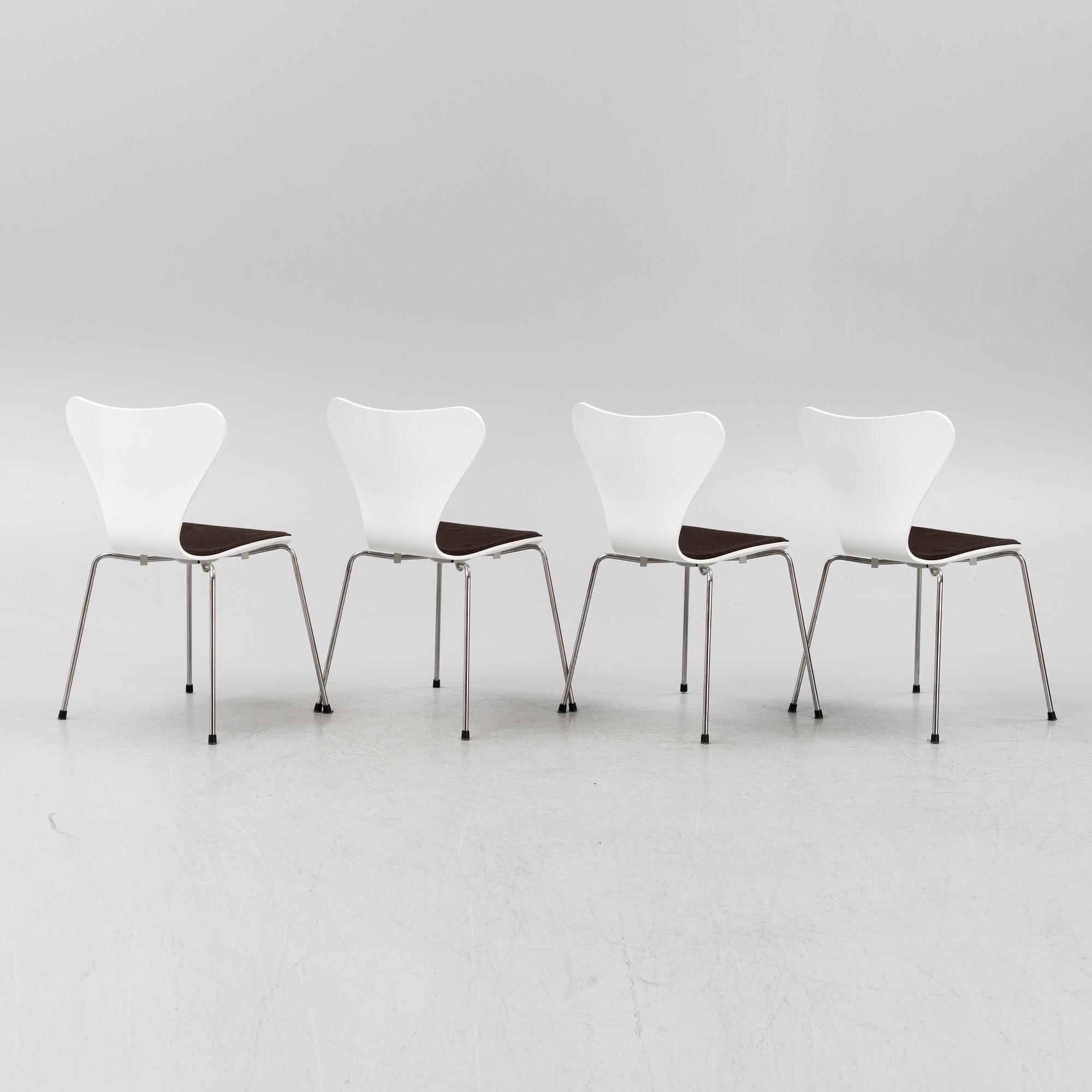 Arne Jacobsen, a set of four 'Series 7' chairs, Fritz Hansen 2013.
