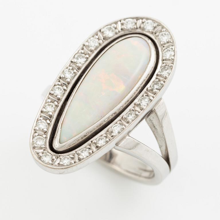 Ring, cocktailring, 18K vitguld med droppformad opal och krans med briljantslipade diamanter.