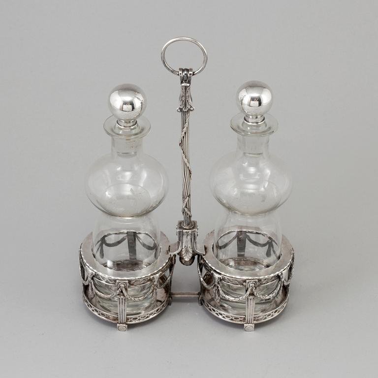 A silver bottle holder with glass bottles, possibly from Holland. From around year 1900.