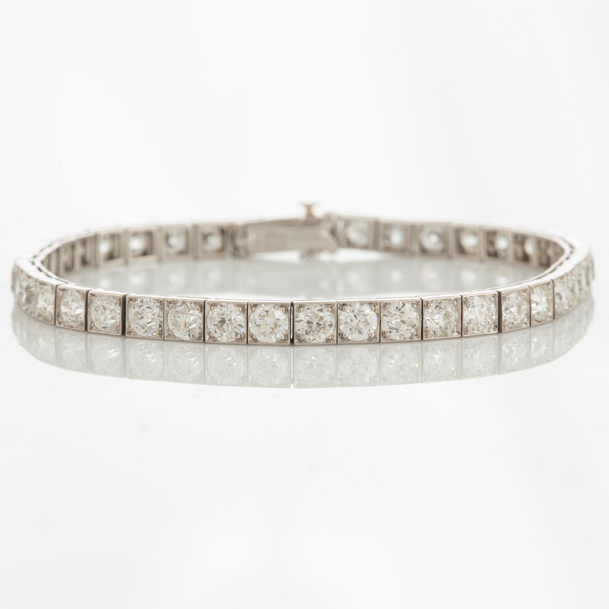 A Tiffany tennis bracelet in 18K white gold set with old-cut diamonds with a total weight of ca 6.45 cts.