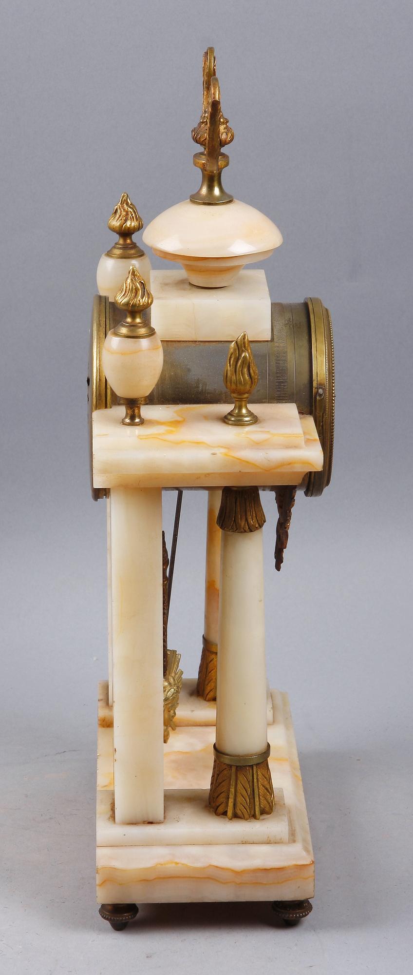 BORDSPENDYL, Louis XVI-stil, tidigt 1900-tal.