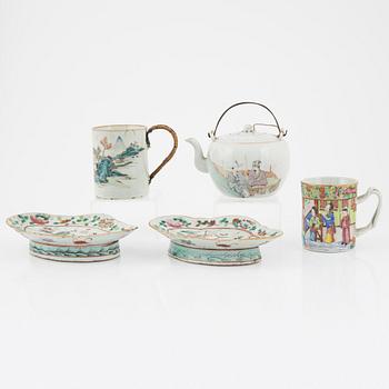 Two jugs, two dishes, a tea pot with cover, Qing dynasty, 18th/20th Century.